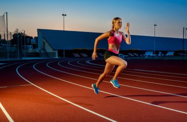 Başarı doğru atletik çalışan çalışma yolda sprint koşucusu izlemek. Hedef başarı kavramı.