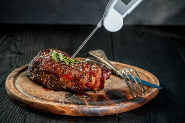 Sulu biftek tuz biber ve biberiye T-bone biftek ızgara.