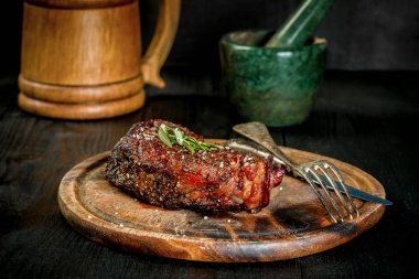 Sulu biftek tuz biber ve biberiye T-bone biftek ızgara.