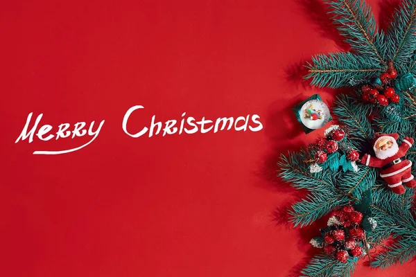 Çam dalları sınır kırmızı zemin üzerine, Noel zemin için iyi. Yazıt - Merry Christmas