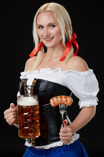 Офіціантка у традиційний німецький костюм тримає скляні пива Октоберфест. — стокове фото