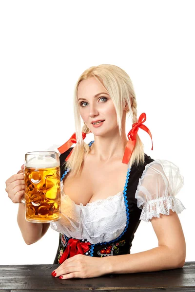 Serveerster in traditionele Duitse kostuum bedrijf bierglas op Oktoberfest. — Stockfoto