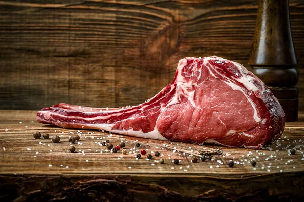 Сухой сырой томагавк говяжий стейк с ингредиентами для гриля — стоковое фото