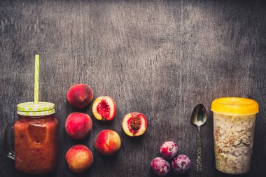 Meyve Smoothies. Şeftali ve Erik yüzlü. Şeftali, Erik ve yulaf ezmesi. Lezzetli ve sağlıklı bir kahvaltı