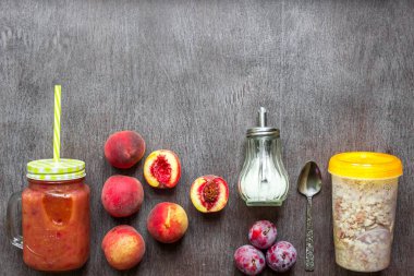 Meyve Smoothies. Şeftali ve Erik yüzlü. Şeftali, Erik ve yulaf ezmesi. Lezzetli ve sağlıklı bir kahvaltı