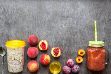 Meyve Smoothies. Şeftali ve Erik yüzlü. Şeftali, Erik ve yulaf ezmesi. Lezzetli ve sağlıklı bir kahvaltı