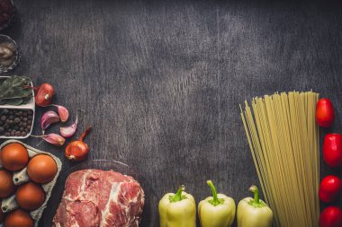 Spagetti, taze organik sebze, soğan, sarımsak, baharatlar, karabiber, biberiye, tuz, domates ve makarna yemek pişirmek için dereotu ile çiğ et Dana. Üstten Görünüm.