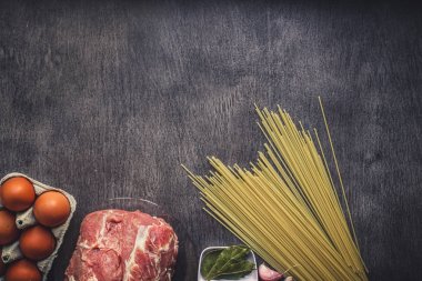 Çiğ et sığır eti dilim spagetti, sarımsak, baharatlar, karabiber, tuz ve makarna yemek pişirmek için dereotu ile ahşap kesme tahtası. Üstten Görünüm.