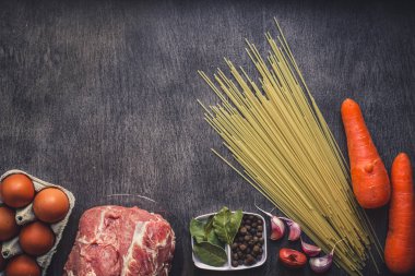 Çiğ et sığır eti dilim spagetti, sarımsak, baharatlar, karabiber, tuz ve makarna yemek pişirmek için dereotu ile ahşap kesme tahtası. Üstten Görünüm.