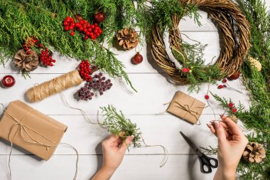 Noel Hediyelik dekorasyon el yapımı DIY bir beyaz tahta arka plan ile. Bunu kendiniz tarafından.