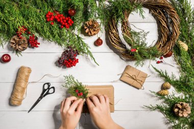 Noel Hediyelik dekorasyon el yapımı DIY bir beyaz tahta arka plan ile. Bunu kendiniz tarafından.