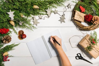 Ardıç dalları bir Noel dekorasyonu ile. Noel, yeni yıl arka plan. İğne yapraklı dallar, ardıç, defter ve bir kalem.