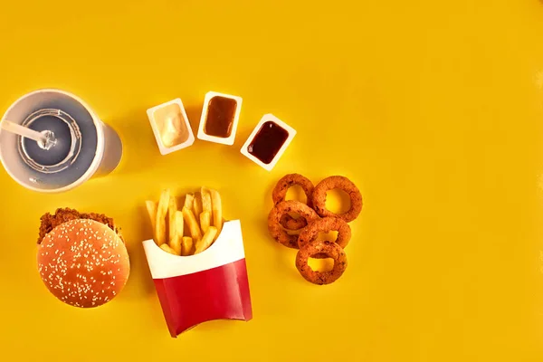 Fast food ve sağlıksız beslenme kavramı - kadar yakın lokanta aperatifler ve soğuk içecek Sarı zemin üzerine