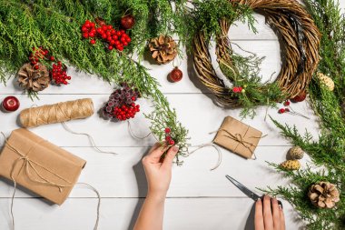 Noel Hediyelik dekorasyon el yapımı DIY bir beyaz tahta arka plan ile. Bunu kendiniz tarafından.