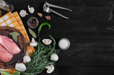 Ayarlama, görünümü top çiğ tavuk göğsü ve bir rustik ahşap baharat