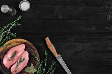 Ayarlama, görünümü top çiğ tavuk göğsü ve bir rustik ahşap baharat