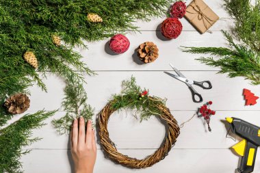 Noel çelenk dekorasyonu ile el yapımı DIY, bunu kendiniz tarafından.