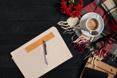 Gazete, kahve fincanı, eşarp, gözlük ile çalışma alanı. Şık Ofis Masası. Sonbahar ya da kış kavramı. Düz yatıyordu, en iyi görünümü