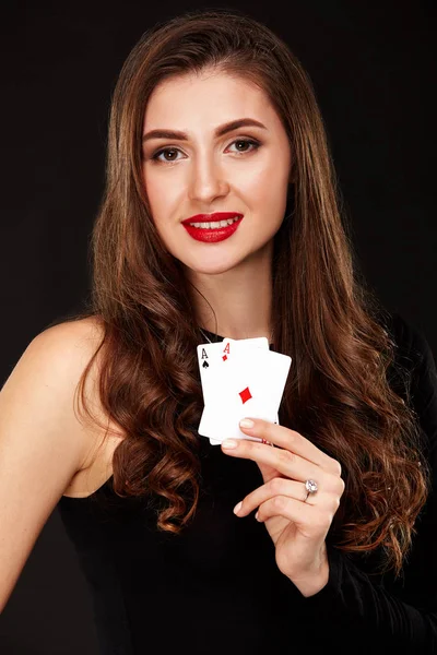 포커 카드의 실적이 좋은 조합을 들고 하는 매력적인 젊은 여자 — 스톡 사진
