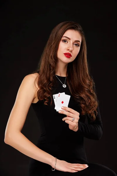 Poker kartları kazanan kombinasyonu tutan çekici genç kadın — Stok fotoğraf