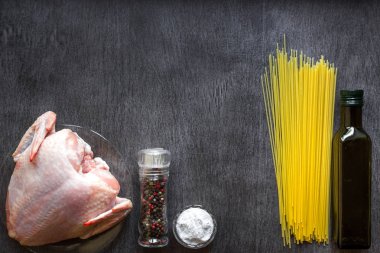 Makarna malzemeler. Tavuk göğsü, ahşap masa spagetti makarna. Metin için yer.