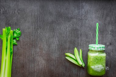 Yeşil sebze güler yüzlü kereviz ve salatalık ile