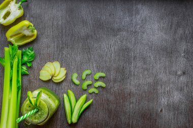 Yeşil sebze güler yüzlü kereviz, zencefil ve salatalık ile