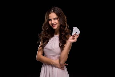 Poker kartları kazanan kombinasyonu tutan çekici genç kadın