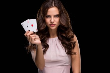 Poker kartları kazanan kombinasyonu tutan çekici genç kadın