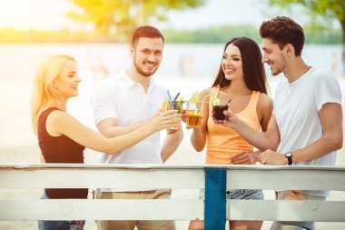 Arkadaşlar eğlenmeye barda kokteyller açık havada, içme.