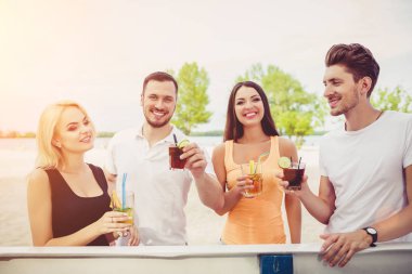 Arkadaşlar eğlenmeye barda kokteyller açık havada, içme.