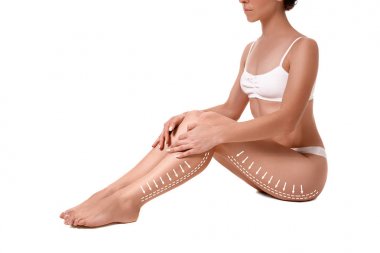 Güzel ince uygun kadın vücudu üzerinde beyaz arka plan izole oklarla dokunmadan