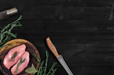 Ayarlama, görünümü top çiğ tavuk göğsü ve bir rustik ahşap baharat