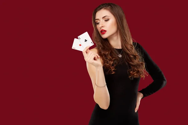 Krásná Kavkazský žena v černých šatech s kartami poker hazardní hry v kasinu — Stock fotografie