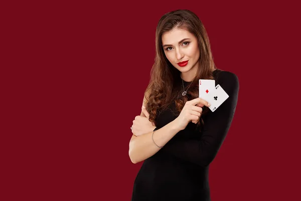 Poker kartları casino kumar ile siyah elbiseli güzel beyaz kadın — Stok fotoğraf