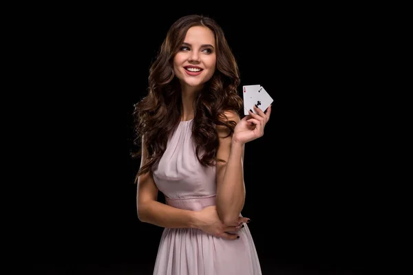 Atraktivní mladá žena držící výherní kombinace poker karty — Stock fotografie