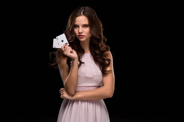 Привлекательная молодая женщина с выигрышной комбинацией покерных карт — стоковое фото