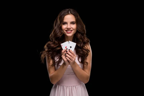 Atractiva joven que sostiene la combinación ganadora de cartas de póquer — Foto de Stock