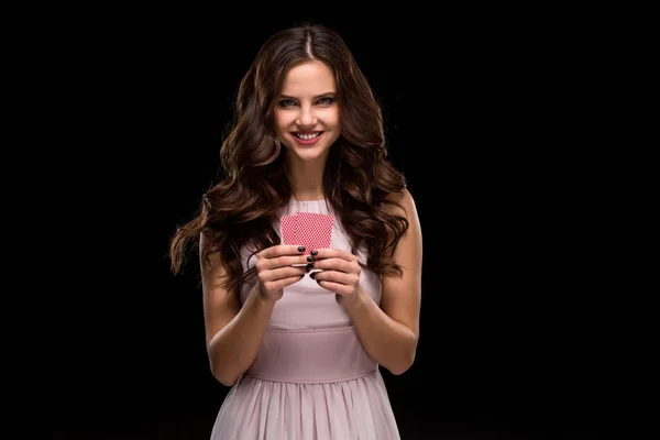 Mulher confiante bonita mostrando cartões de poker olhando para a câmera com lugar de cópia — Fotografia de Stock