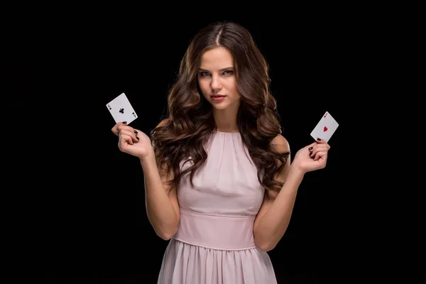 Attraente giovane donna in possesso della combinazione vincente di carte da poker — Foto Stock