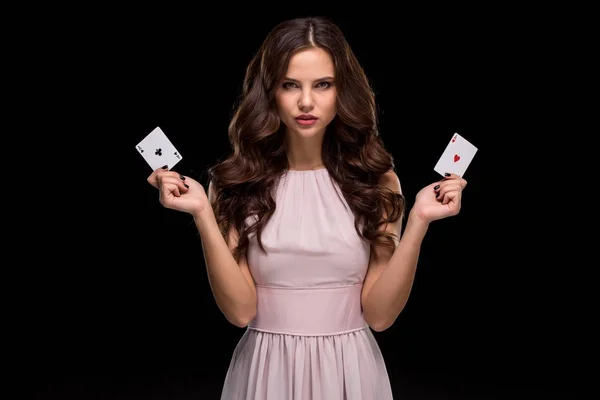 Attraente giovane donna in possesso della combinazione vincente di carte da poker — Foto Stock