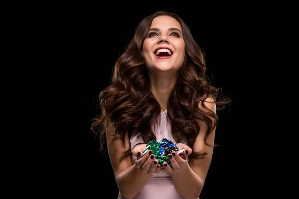 Giocatrice di poker femminile con vernice chiodi neri tenere le sue fiches da poker per fare una scommessa. Gioco d'azzardo e casinò concetto di business — Foto Stock