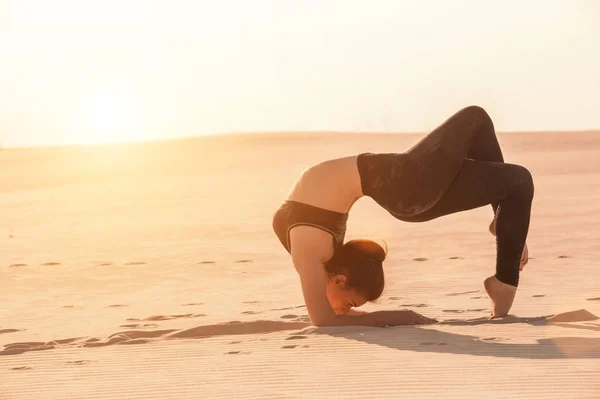 Fitness Yoga Frau dehnt sich auf Sand. fitte Sportlerin in Yoga-Pose. — Stockfoto