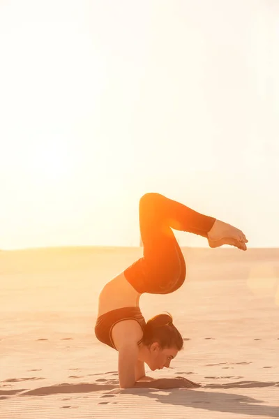 Fitness Yoga Frau dehnt sich auf Sand. fitte Sportlerin in Yoga-Pose. — Stockfoto