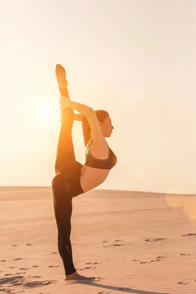 Fitness Yoga Frau dehnt sich auf Sand. fitte Sportlerin in Yoga-Pose. — Stockfoto