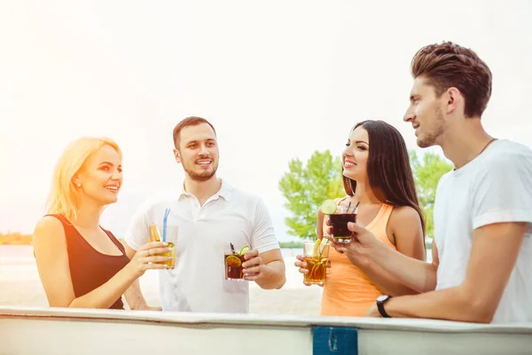 Vrienden met plezier aan de bar drinken buitenshuis, cocktails. — Stockfoto