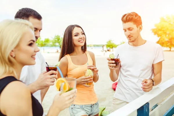 Amigos divirtiéndose en el bar al aire libre, bebiendo cócteles . — Foto de Stock