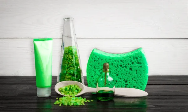 緑の緑の色の組成美容治療製品: シャンプー、石鹸、入浴剤、油. — ストック写真