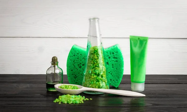 緑の緑の色の組成美容治療製品: シャンプー、石鹸、入浴剤、油. — ストック写真