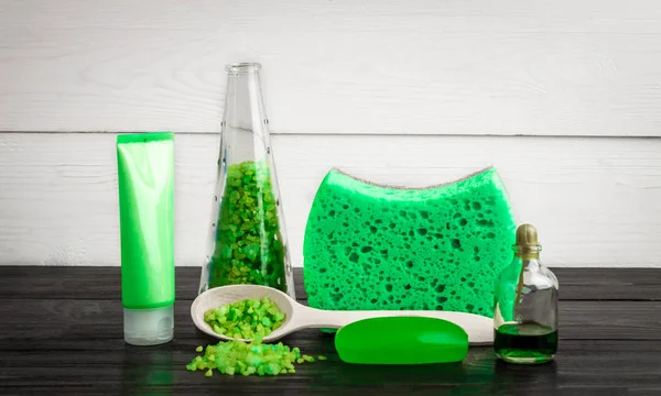 Productos de tratamiento de belleza de composición verde en colores verdes: champú, jabón, sal de baño, aceite . — Foto de Stock